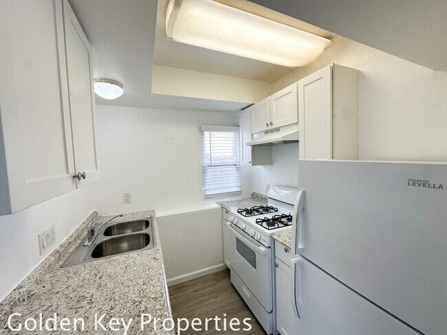 Foto del edificio - 1BR/1BA Apartment Across From the Beach!