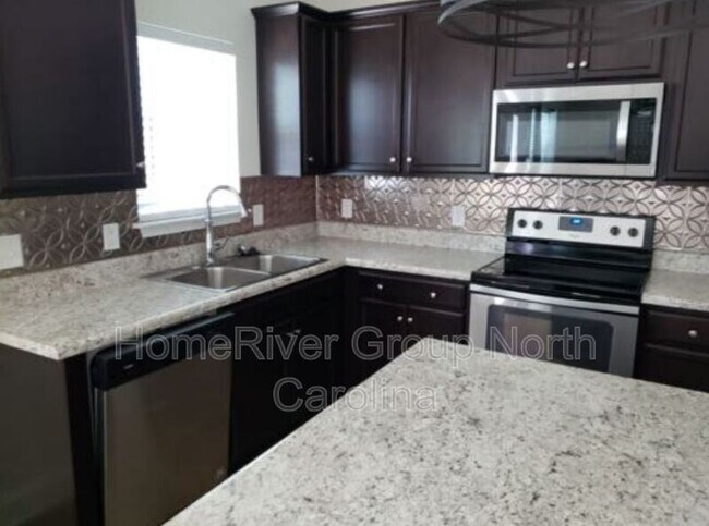 Building Photo - 14 Cloverfield Ct