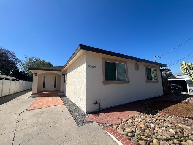 Foto del edificio - 4BR/3BA Large House - Single Story, No Carpet, AC, Washer/Dryer in Unit, Small Yard, 2 Car Garage...