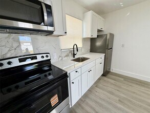 Building Photo - 1845 Dixieana St