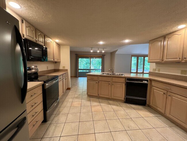 Building Photo - Lovely Condo Available in October 2024