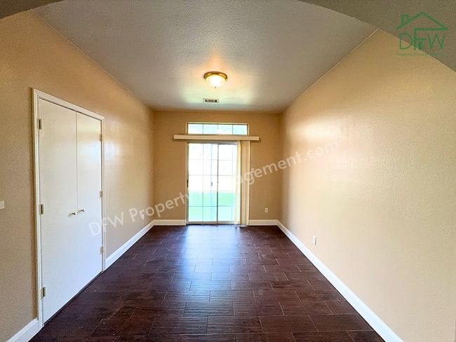 Building Photo - Charming Single-Story Home with Fireplace & Island Kitchen in Cedar Hill!