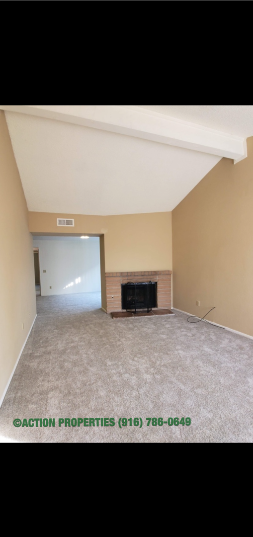 Foto del edificio - Roseville 2 Bedroom Duplex, New Carpet, Central Heat and Air, Large Fenced Yard