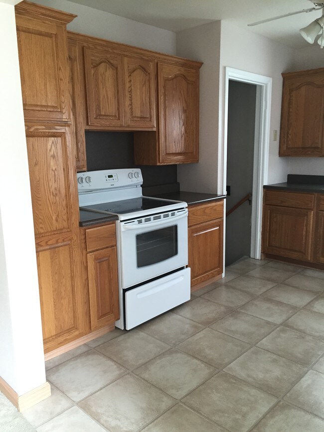 Kitchen - 1800 Hawthorne Ave