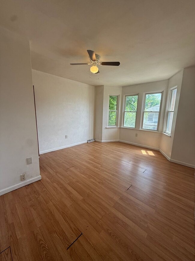 Building Photo - 2824 Clermont Ave