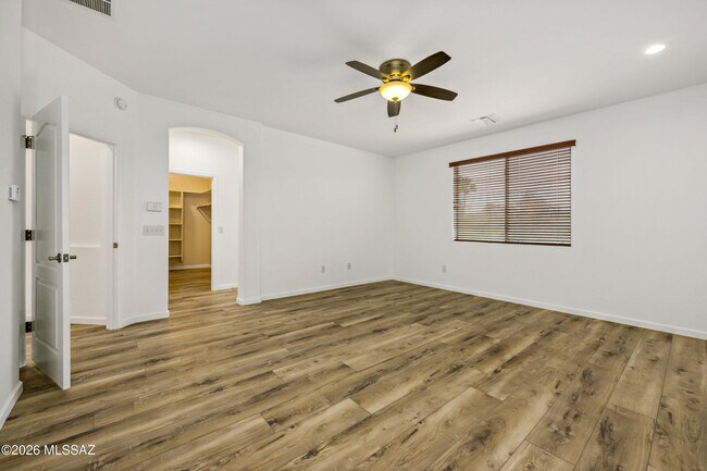 Foto del edificio - 4261 N Golden Ridge Ln