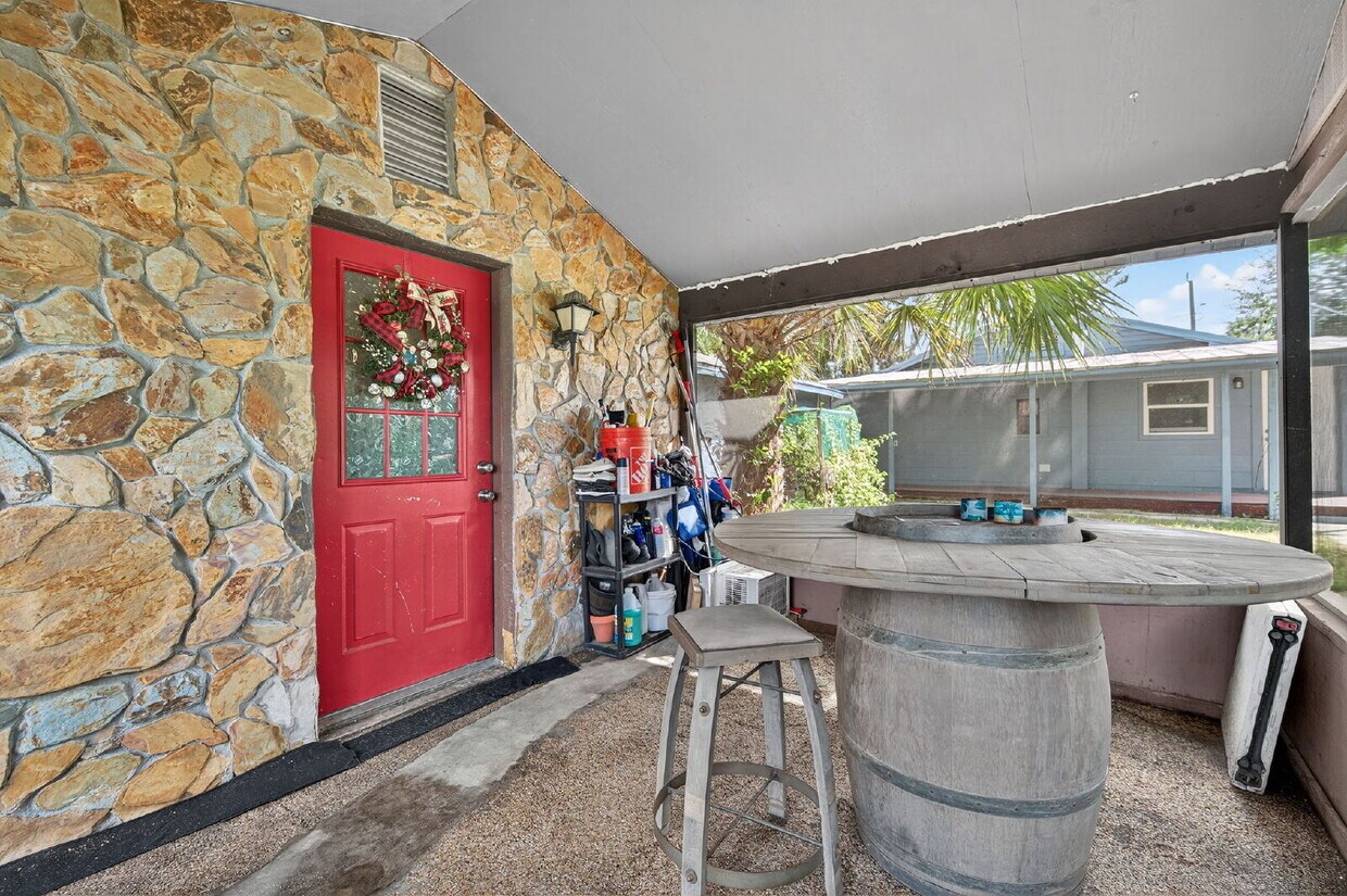 Foto del edificio - For Rent. One Bed One Bath Single Family Home