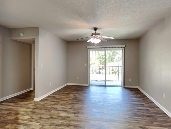 Building Photo - 725 Crest Pines Dr