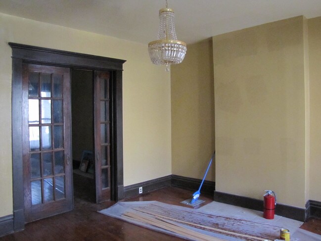 Living room with sliding French doors - 49 N 20th St
