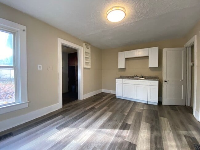 Building Photo - 1725/1727 W High St.