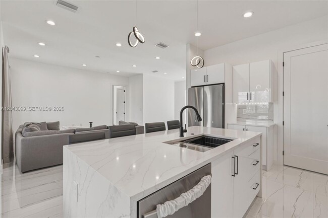 Foto del edificio - 9343 Key W St