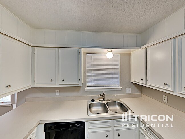 Building Photo - 9941 Farmington Dr