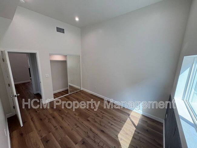 Photo - 5507-5509 S Manhattan Pl House
