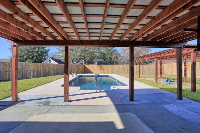 Foto del edificio - 204 Birch Dr