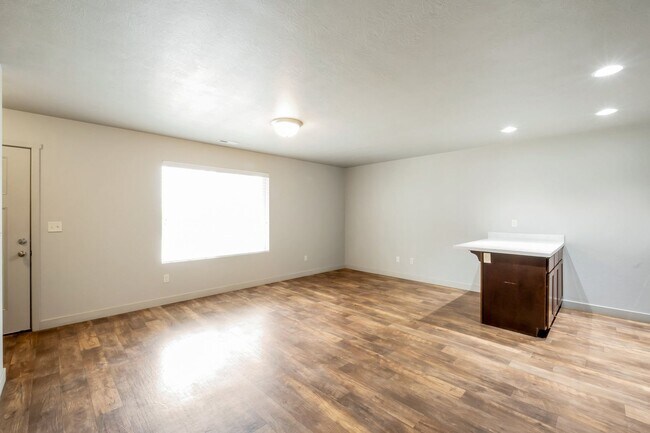 Foto del edificio - Beautiful 2 Story Townhome with Awesome Amenities + 2 car garage