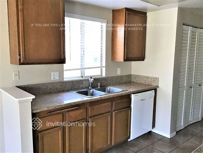 Foto del edificio - 2358 W College Ave