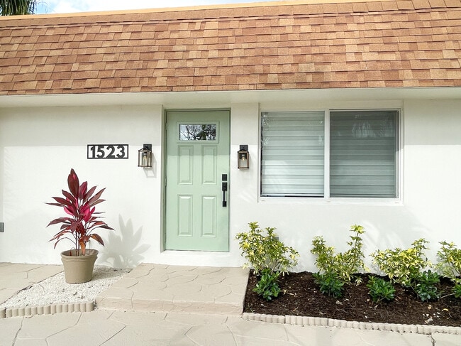 Building Photo - 1523 SW 19th Ave
