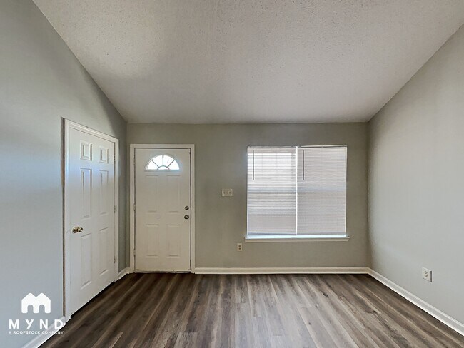 Building Photo - 724 Stuckert Dr