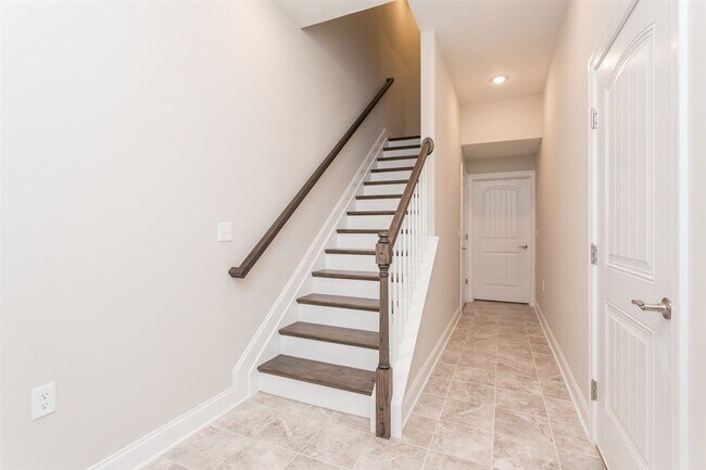 Foto del edificio - Spacious Luxury Townhome! Outstanding Location!