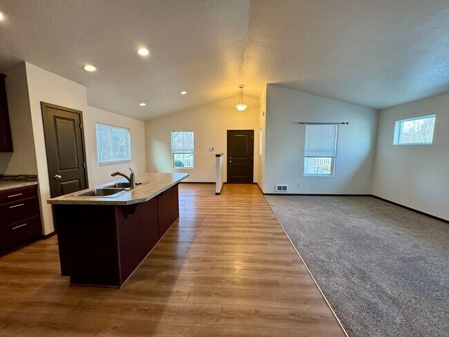 Foto del edificio - 2-Bed Home with Bonus Room & Large 2-Car Garage in Coeur d’Alene