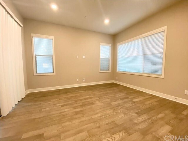 Building Photo - 183 Scale