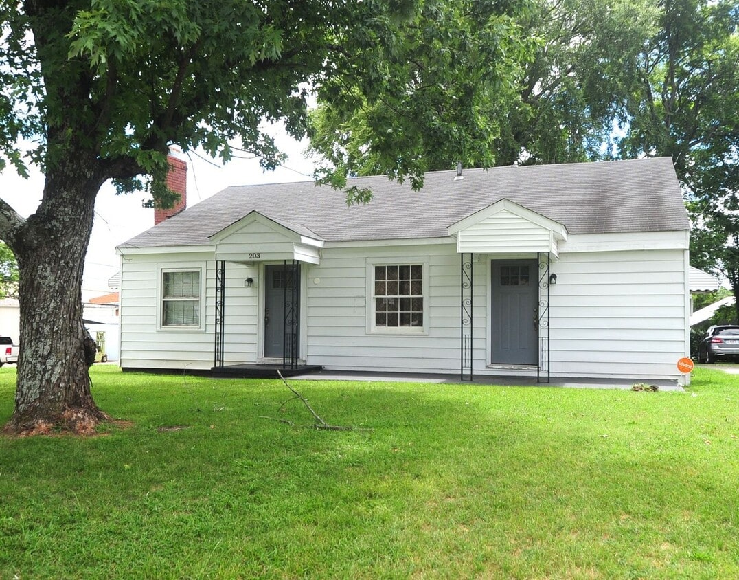 Primary Photo - 203 Oakwood Ave NE