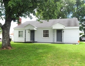 Building Photo - 203 Oakwood Ave NE