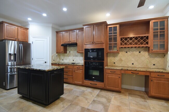 Building Photo - 3104 Sabine Cove