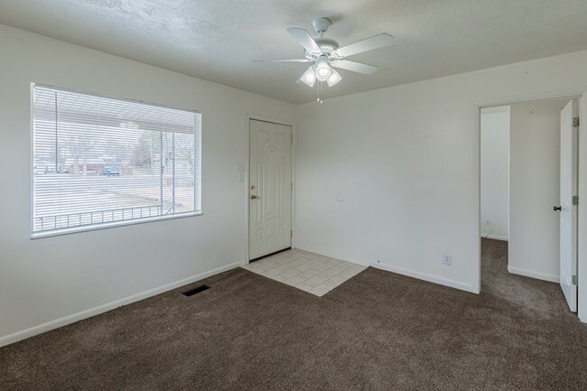 Building Photo - Cute 2 Bedroom 1 bath Home in the heart of...