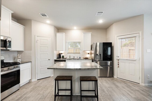 Foto del edificio - 418 Emerald Thicket Ln