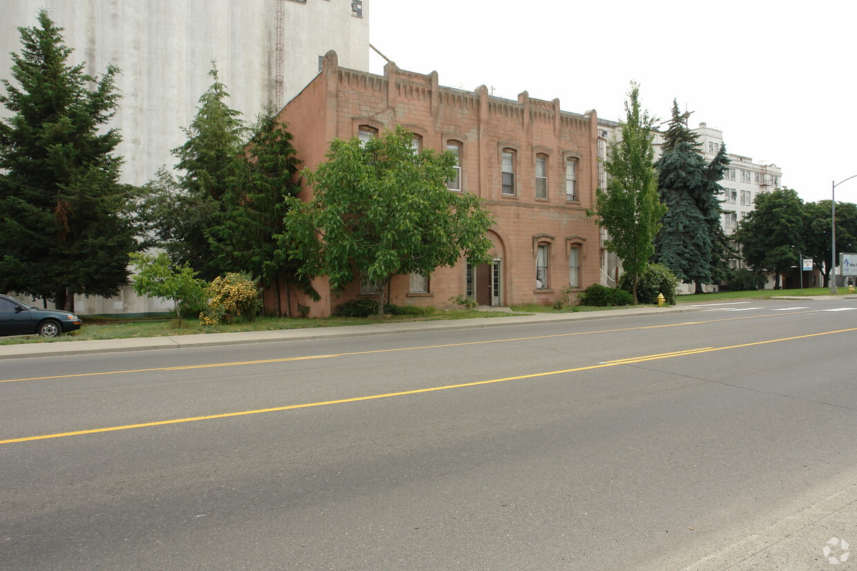 Building Photo - 705 1st St