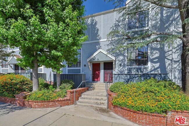 Foto del edificio - 18100 Burbank Blvd