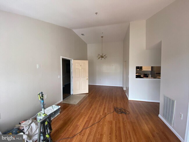 Building Photo - 6640 Lake Park Dr