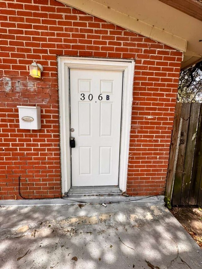 Foto del edificio - 306 Lake Rd