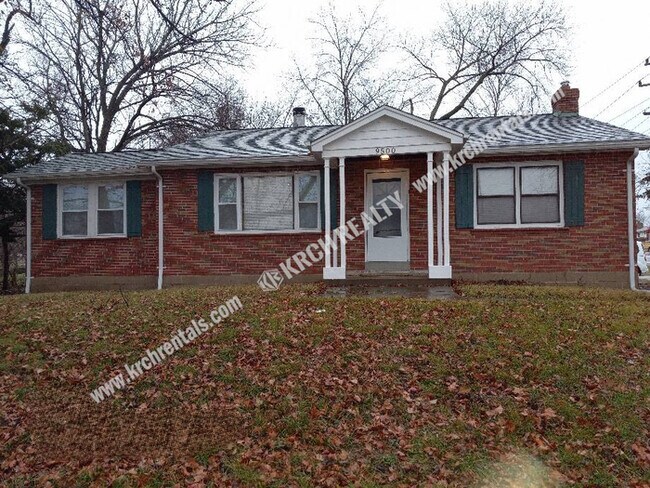 Foto del edificio - 3-Bedroom Home Near Grocery Stores and Sho...