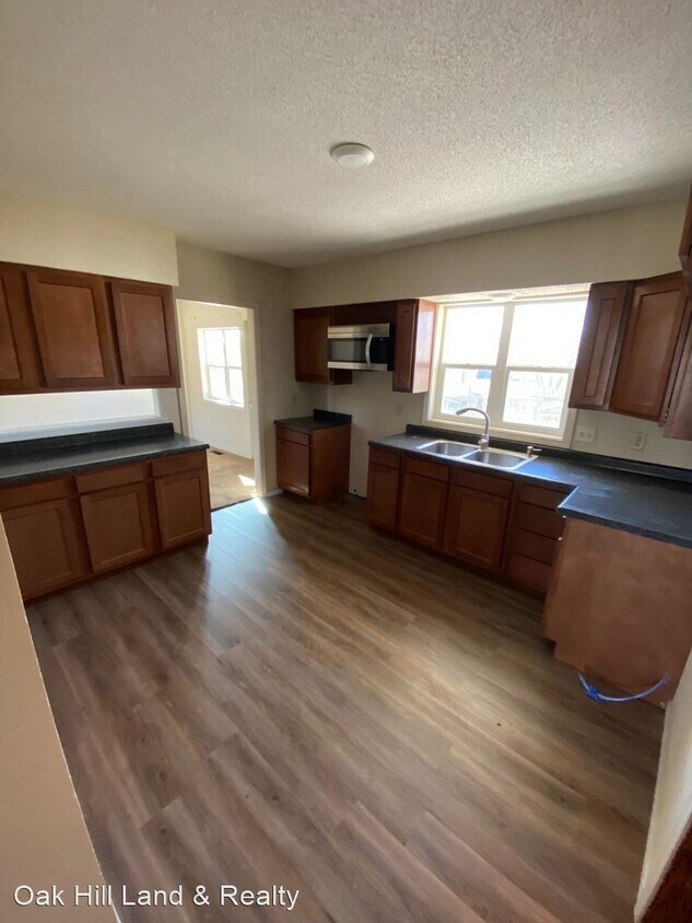 3 br, 1.5 bath House 1403 Vandenberg Circle House Rental in