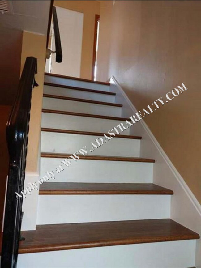 Building Photo - Spacious 3 Bedroom Raised Ranch in South K...