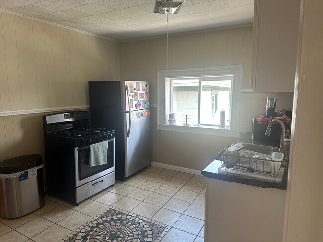 Kitchen - 22 Tremaine Ave