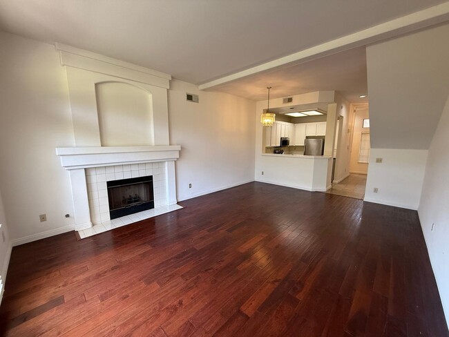 Foto del edificio - Beautiful 2 Bed, 2.5 Bath Two-Story Townho...