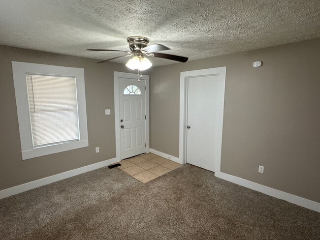 Building Photo - 2 Bedroom 1 Bath House $825! Adorable!