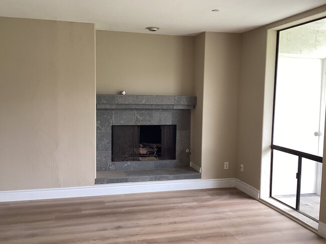 Building Photo - 2556 Navarra Dr