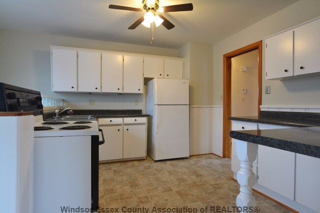 Kitchen - 1060 Watson Av