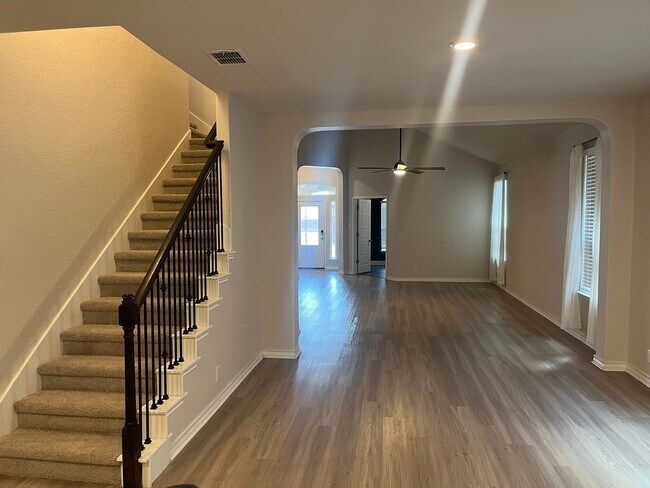 Foto del edificio - Spacious 4-Bedroom, 3-Bath Two-Story Home, 2,702 Sq Ft with Office & Covered Patio