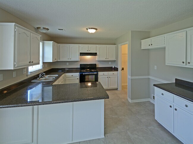 Foto del edificio - 3 Bedroom with BONUS room, 2 bathrooms. Ne...