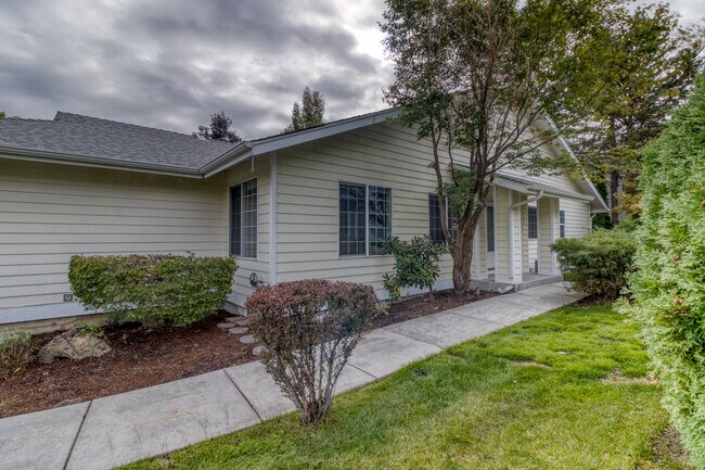 Foto del edificio - 1923 NE Derek Dr