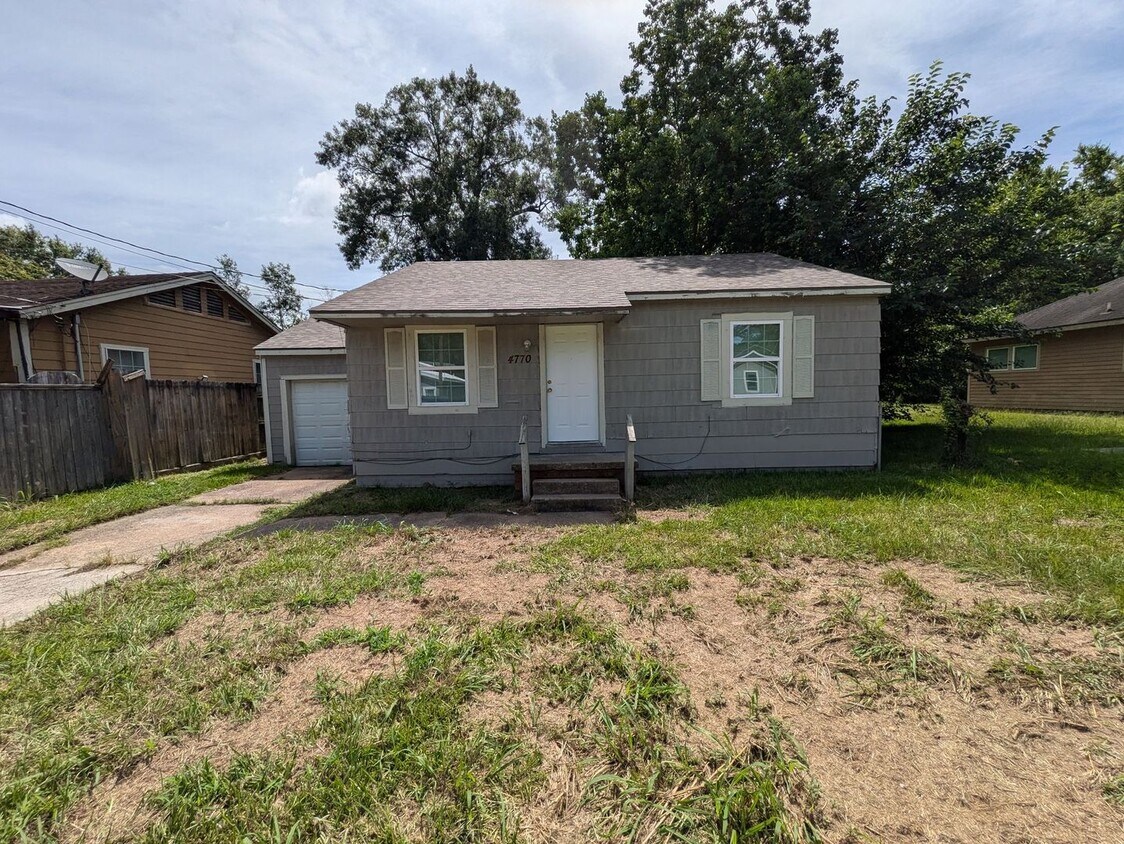 Foto principal - 4770 Galveston St