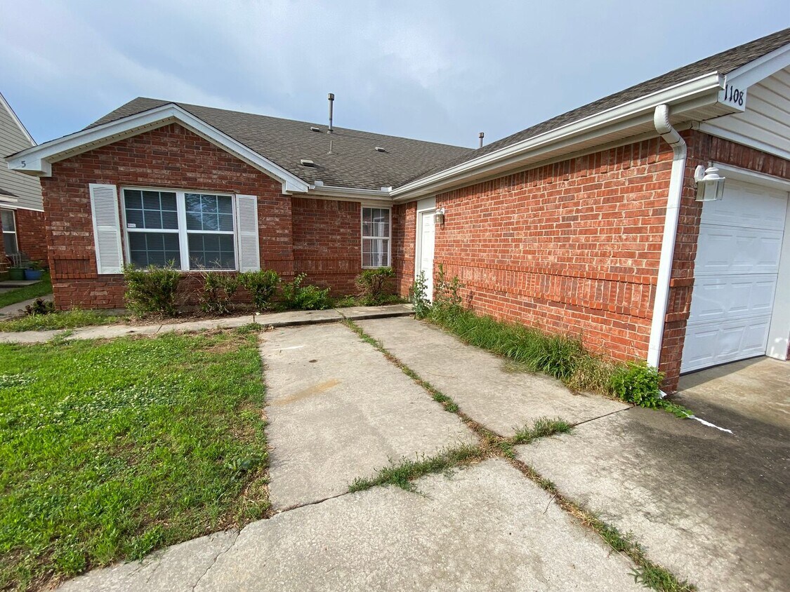 Primary Photo - 4 bedroom 2 bath