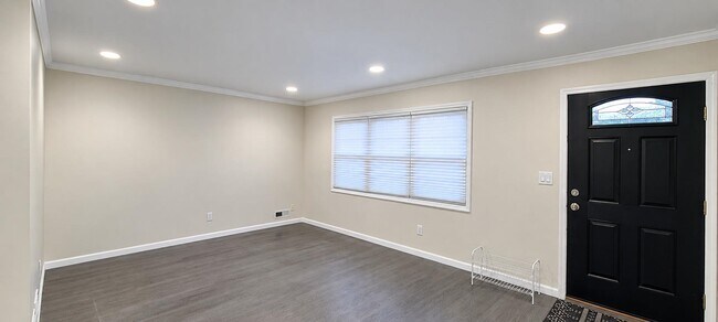 Building Photo - 275 Maple St