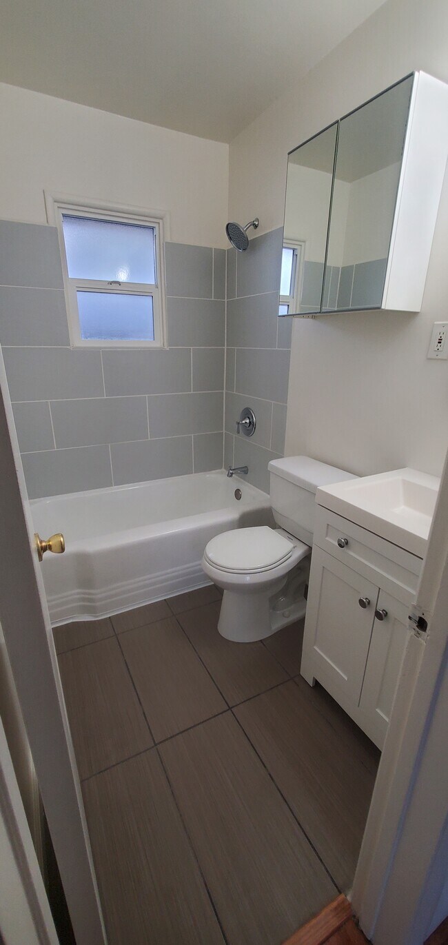 Building Photo - 740 Faircourt Ln