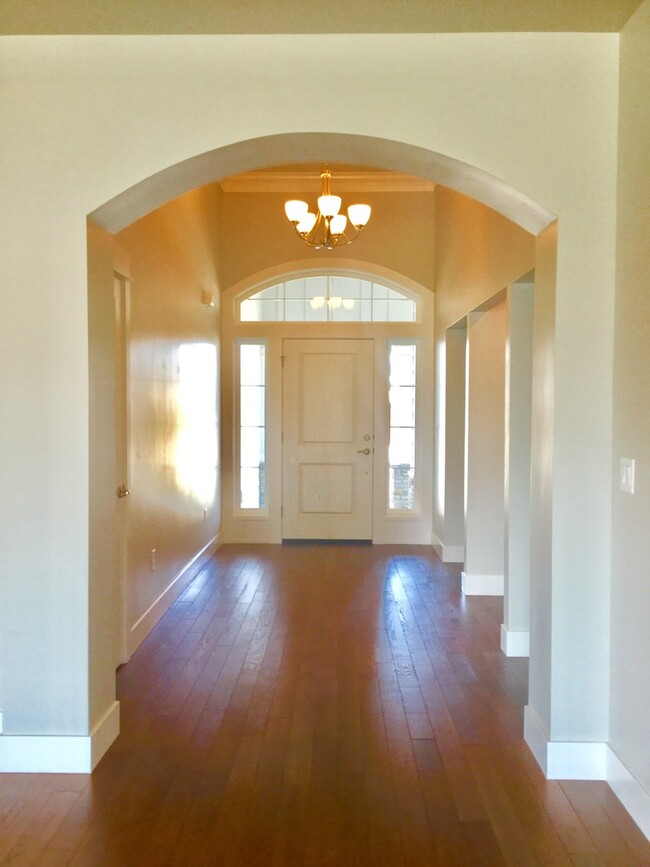 Building Photo - Stunning Newer Build in Stonegate Estates!!